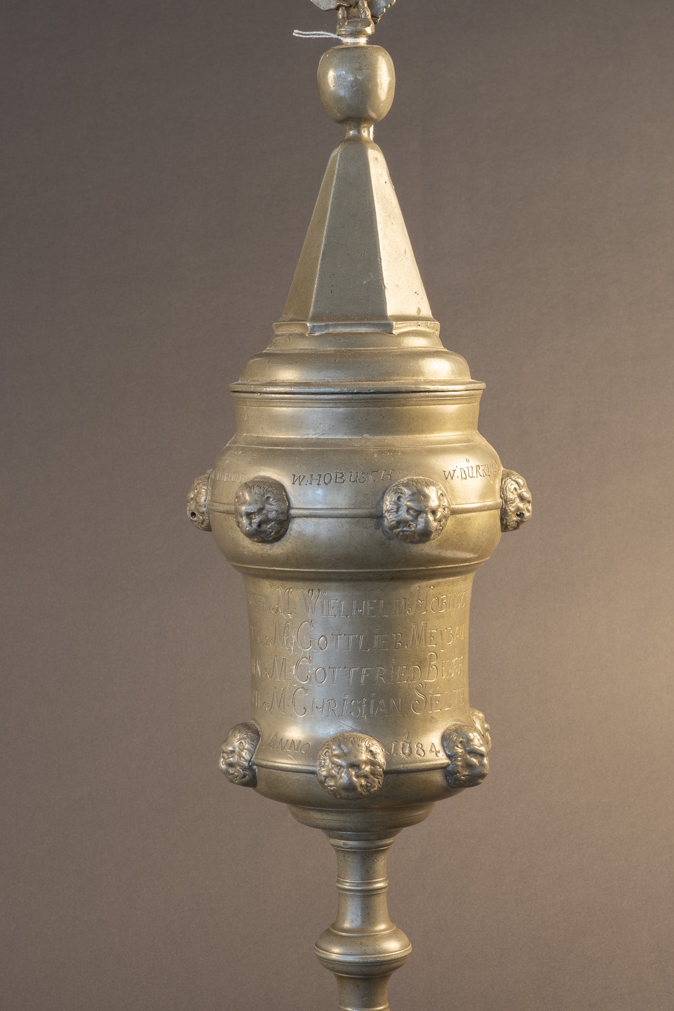 Museale Tinnen Gildebeker van het Leidekkersgilde – Dessau – 61 cm hoog
