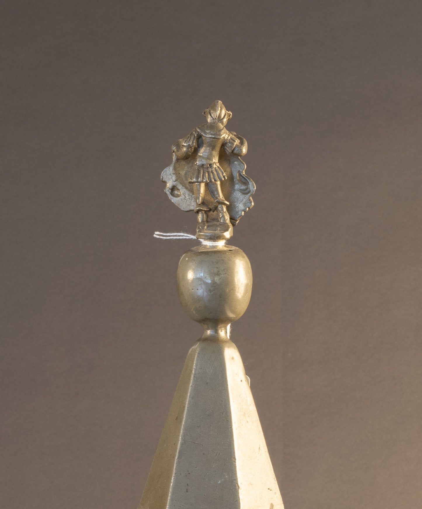 Museale Tinnen Gildebeker van het Leidekkersgilde – Dessau – 61 cm hoog
