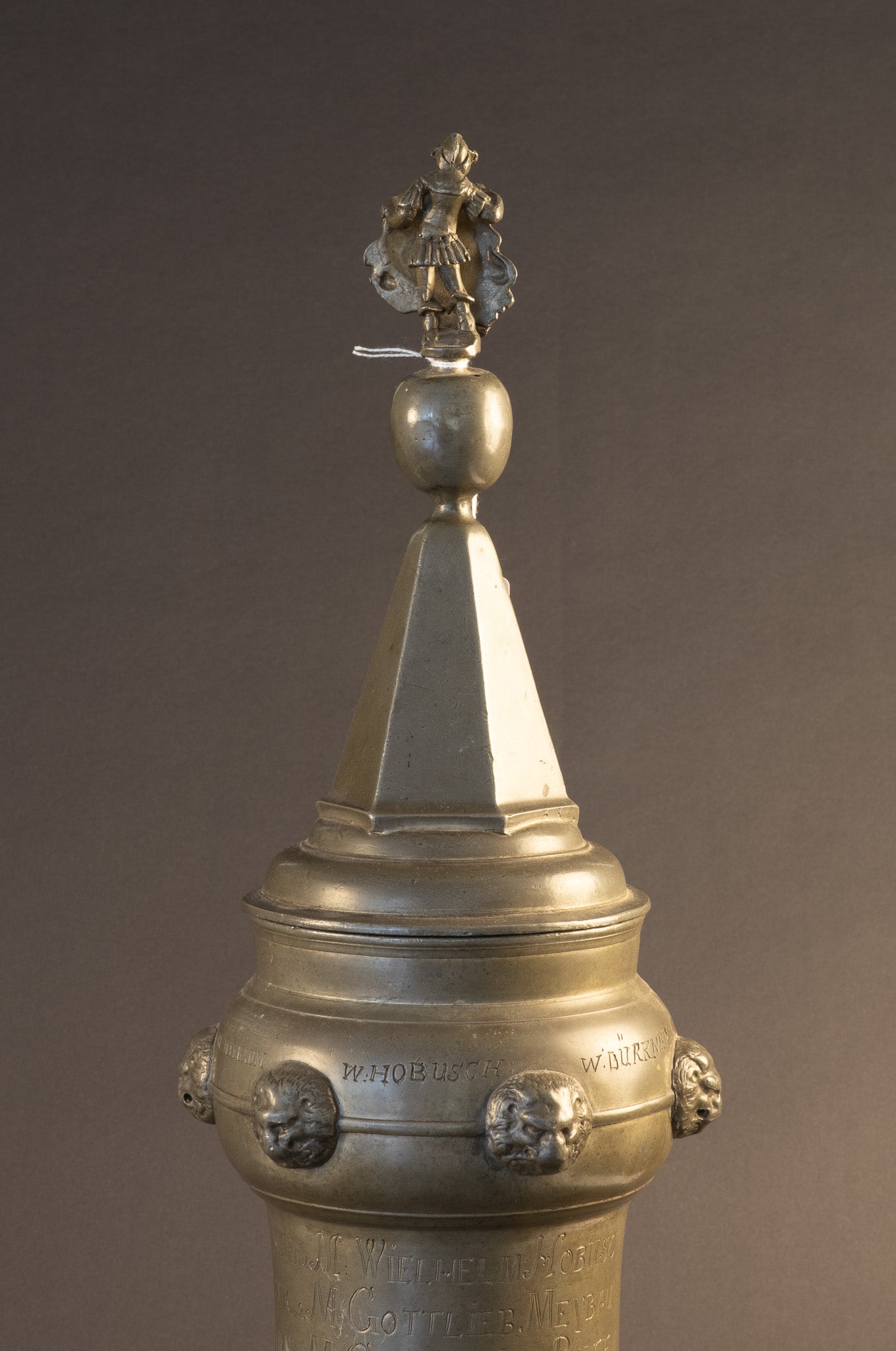 Museale Tinnen Gildebeker van het Leidekkersgilde – Dessau – 61 cm hoog