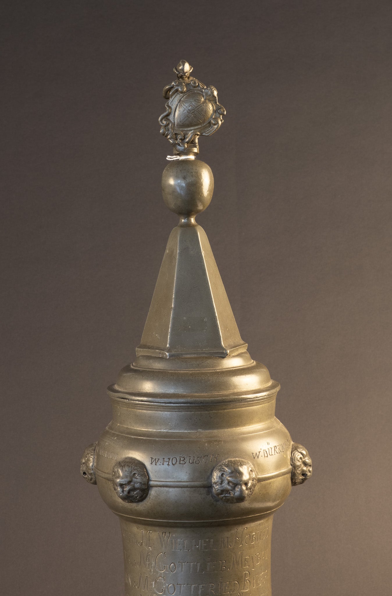 Museale Tinnen Gildebeker van het Leidekkersgilde – Dessau – 61 cm hoog