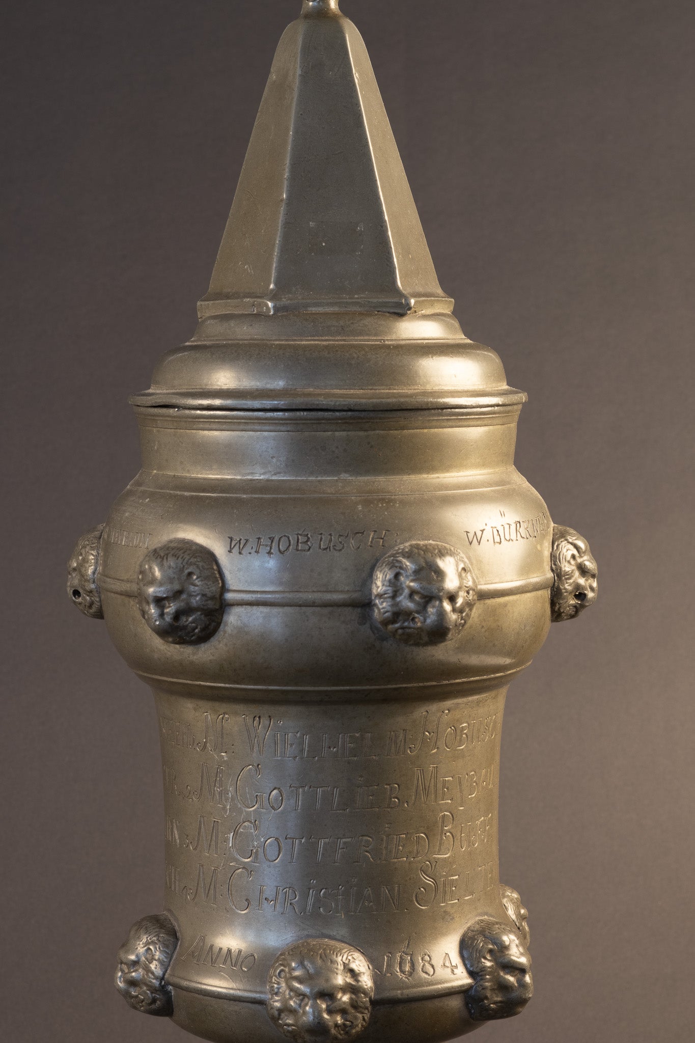 Museale Tinnen Gildebeker van het Leidekkersgilde – Dessau – 61 cm hoog