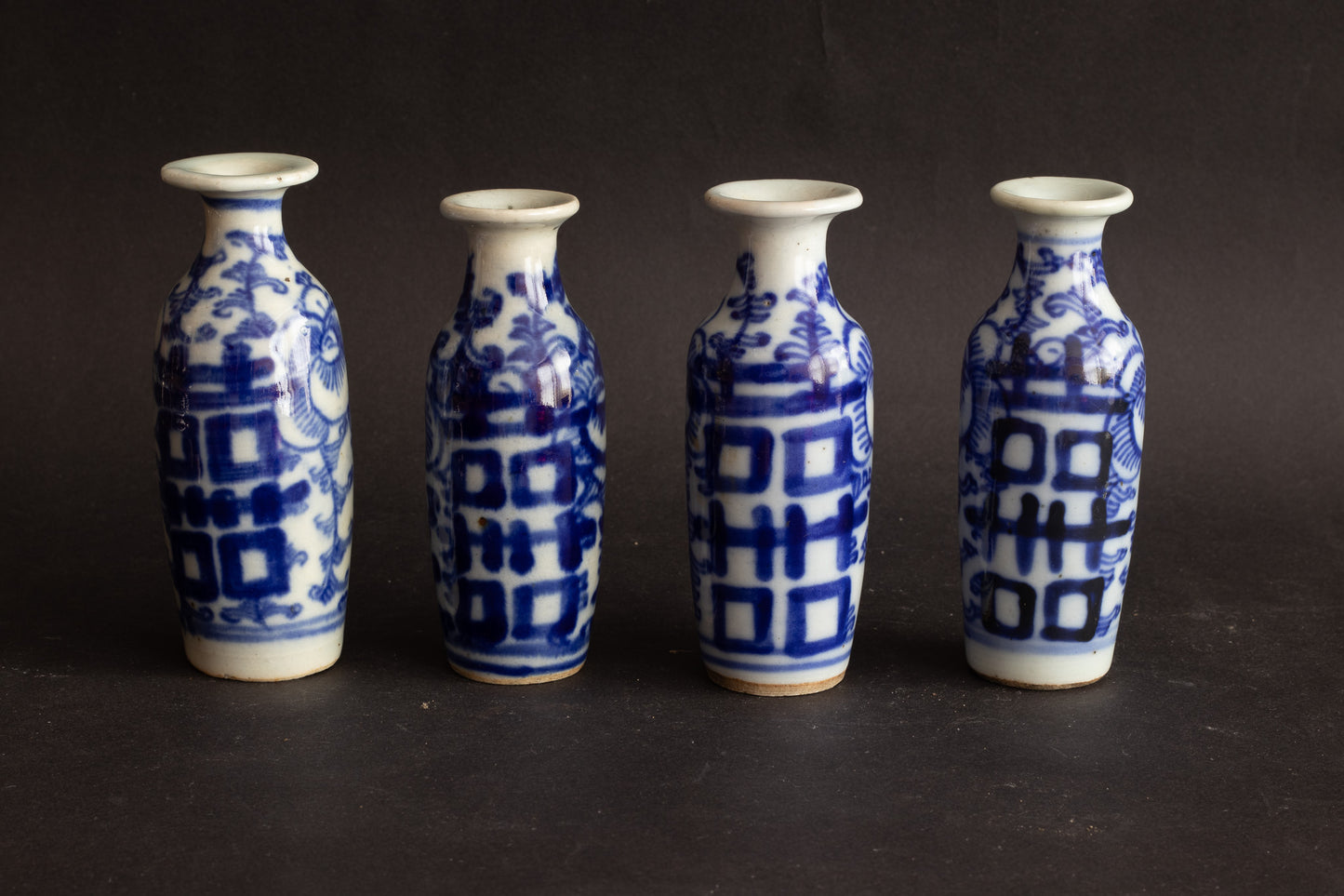 Set van 4 Antieke Chinese "Dubbel Geluk" Miniatuur Vaasjes – Qing / Vroege Republiek (ca. 1890–1930)