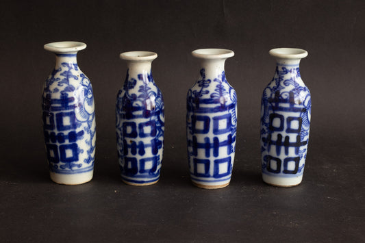 Set van 4 Antieke Chinese "Dubbel Geluk" Miniatuur Vaasjes – Qing / Vroege Republiek (ca. 1890–1930)
