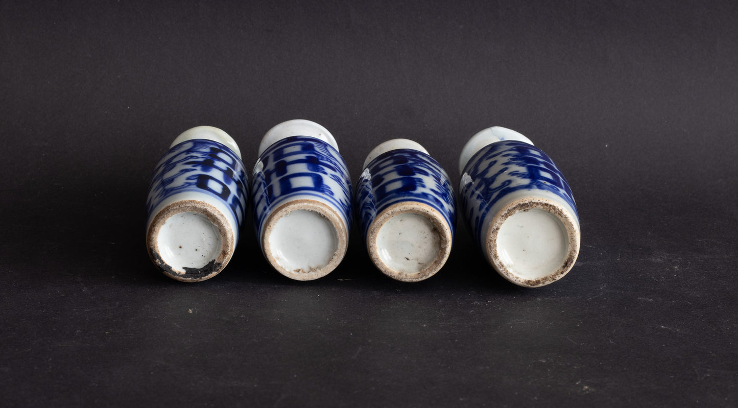 Set van 4 Antieke Chinese "Dubbel Geluk" Miniatuur Vaasjes – Qing / Vroege Republiek (ca. 1890–1930)