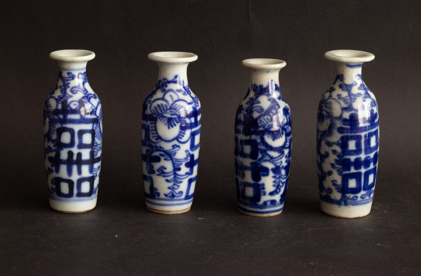 Set van 4 Antieke Chinese "Dubbel Geluk" Miniatuur Vaasjes – Qing / Vroege Republiek (ca. 1890–1930)