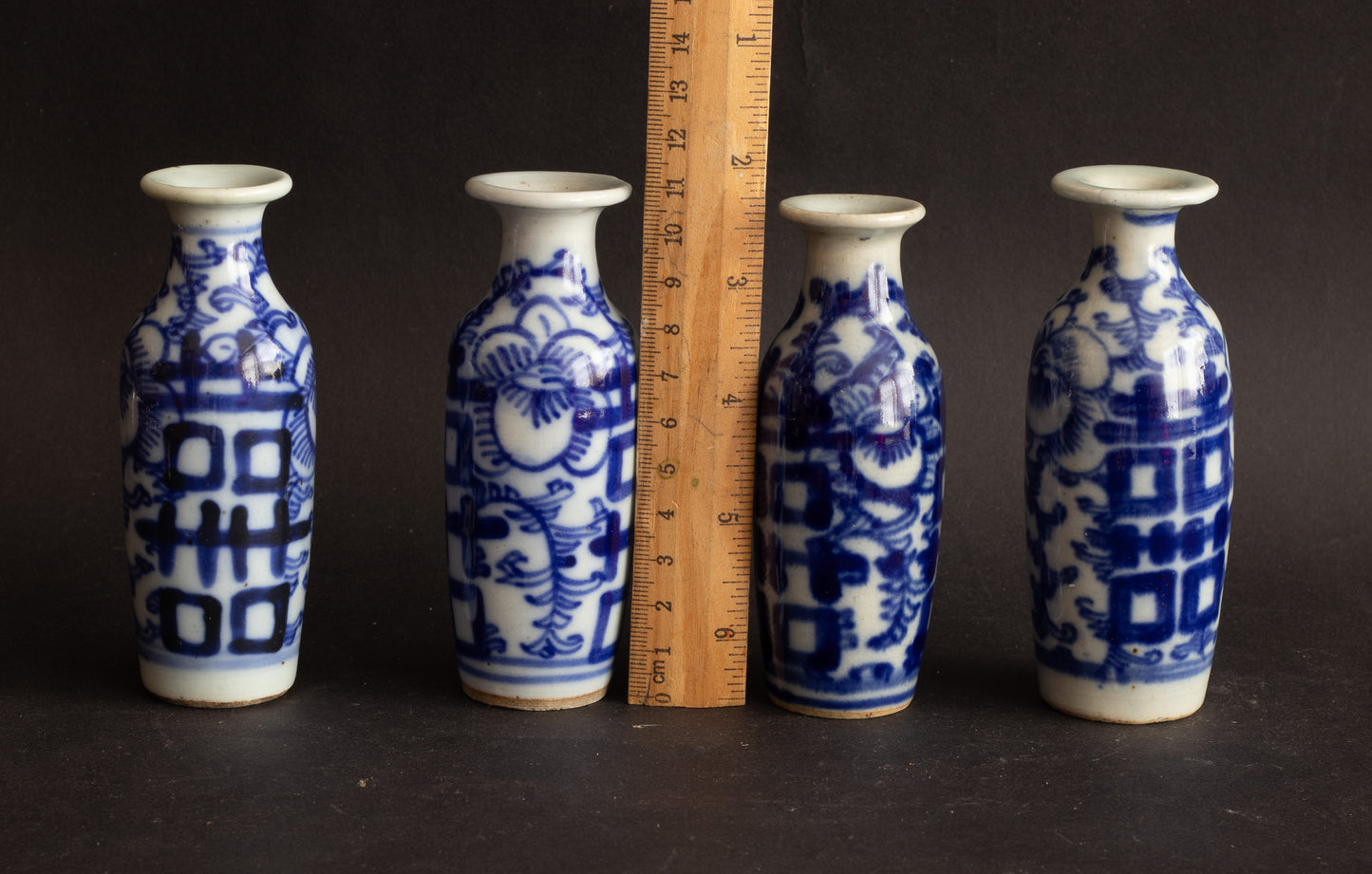 Set van 4 Antieke Chinese "Dubbel Geluk" Miniatuur Vaasjes – Qing / Vroege Republiek (ca. 1890–1930)