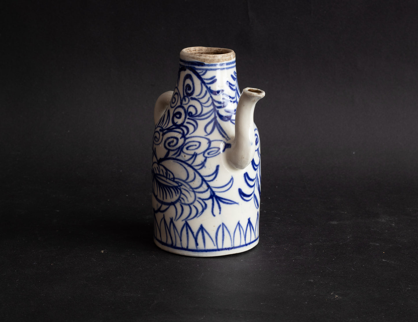 Antieke Aziatische Blauw-Wit Keramische Waterdruppelaar / Schenkkannetje – 19e Eeuw