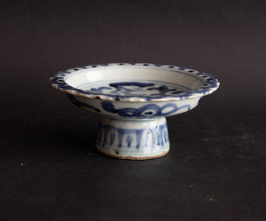 Zeldzame Blauw-Wit Porseleinen Tazza / Stem Dish met Ateliermerk – China, Ming-dynastie, 15e/16e eeuw
