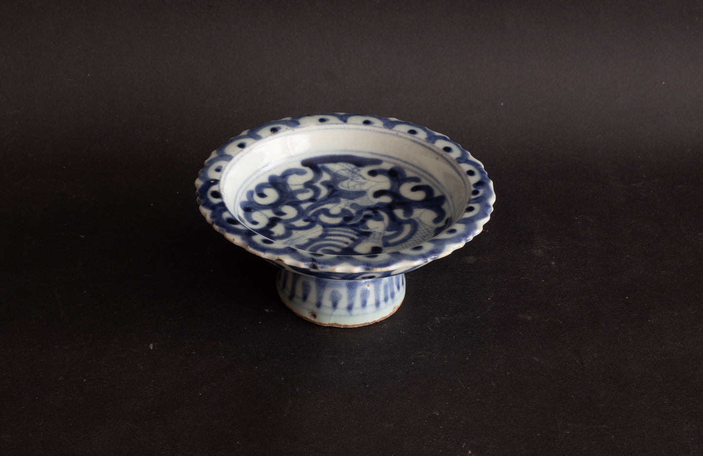 Zeldzame Blauw-Wit Porseleinen Tazza / Stem Dish met Ateliermerk – China, Ming-dynastie, 15e/16e eeuw
