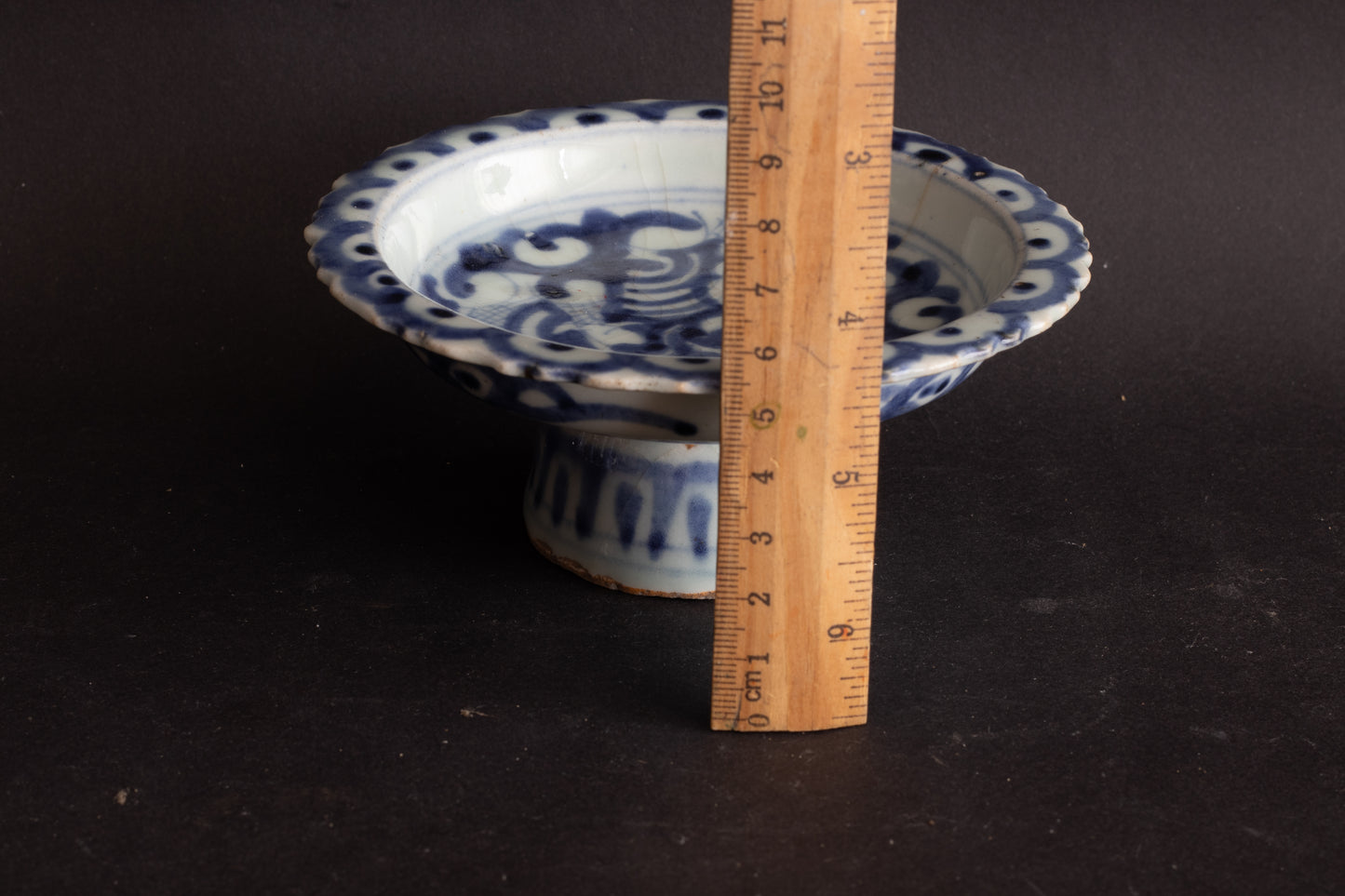 Zeldzame Blauw-Wit Porseleinen Tazza / Stem Dish met Ateliermerk – China, Ming-dynastie, 15e/16e eeuw