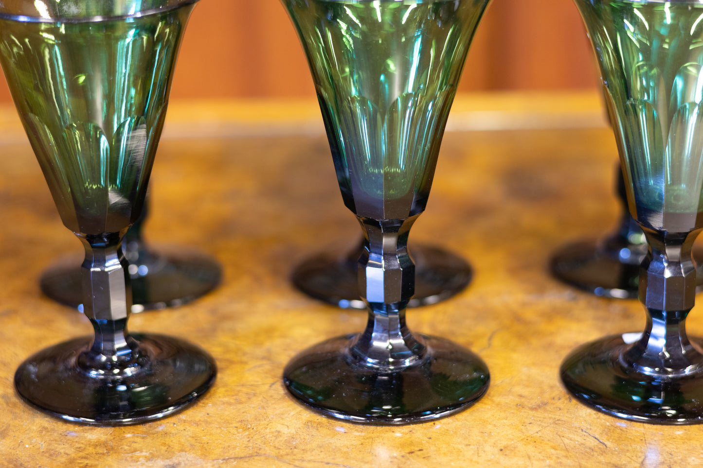 Set van 6 Antieke Groene Wijnglazen – Facetgeslepen Stam – Circa 1900