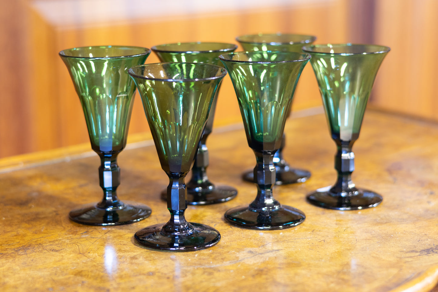 Set van 6 Antieke Groene Wijnglazen – Facetgeslepen Stam – Circa 1900