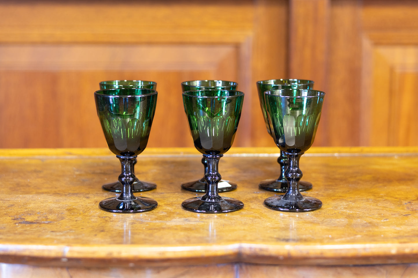 Set van 6 Klassieke Groene Wijnglazen – Elegant en Tijdloos