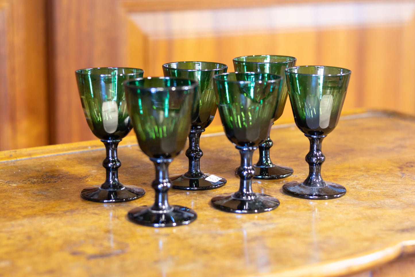 Set van 6 Klassieke Groene Wijnglazen – Elegant en Tijdloos