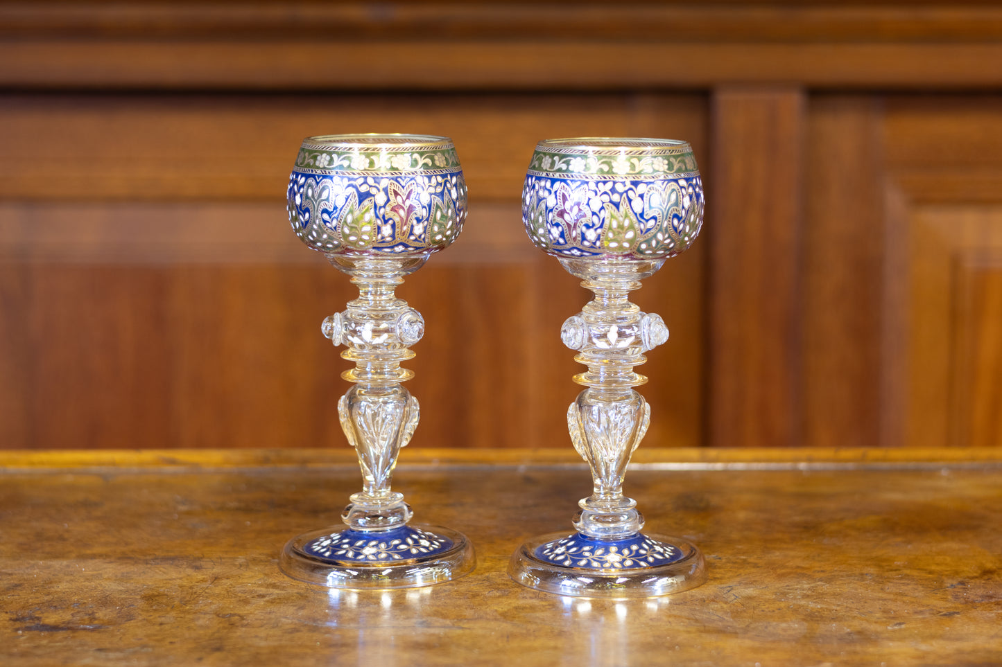 Elegant stel Boheems decoratieglas – Kobaltblauw met goud en emaille (ca. 1880)
