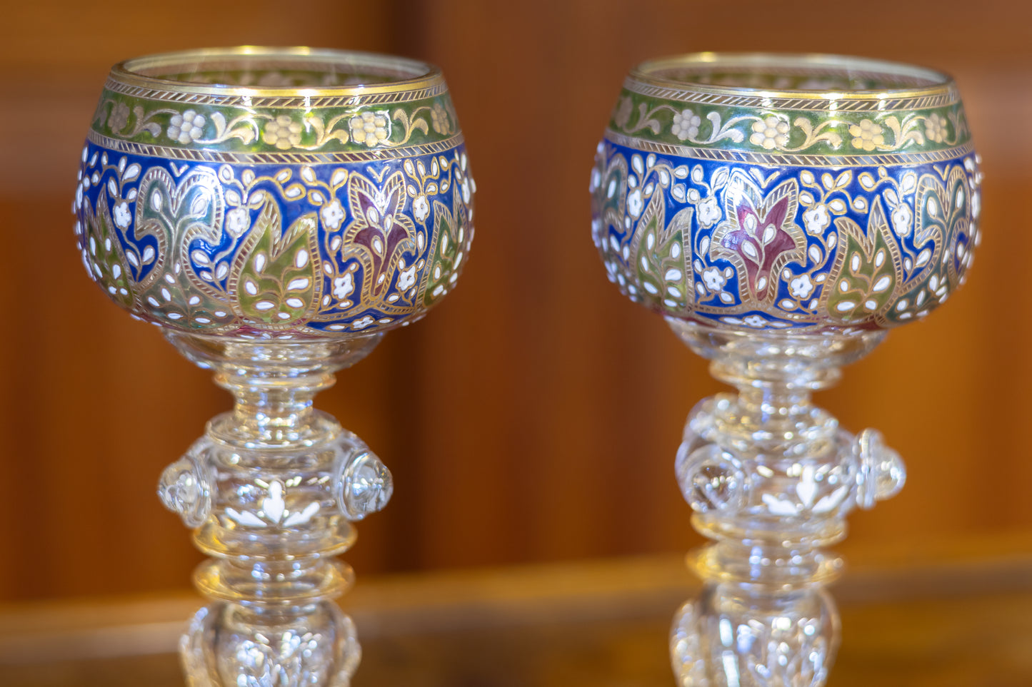 Elegant stel Boheems decoratieglas – Kobaltblauw met goud en emaille (ca. 1880)
