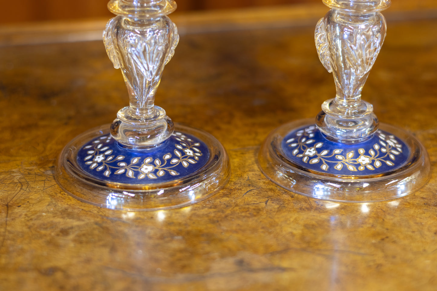 Elegant stel Boheems decoratieglas – Kobaltblauw met goud en emaille (ca. 1880)