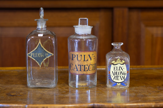 set van drie handbeschilderde apothekersflessen – ca. 1780-1840