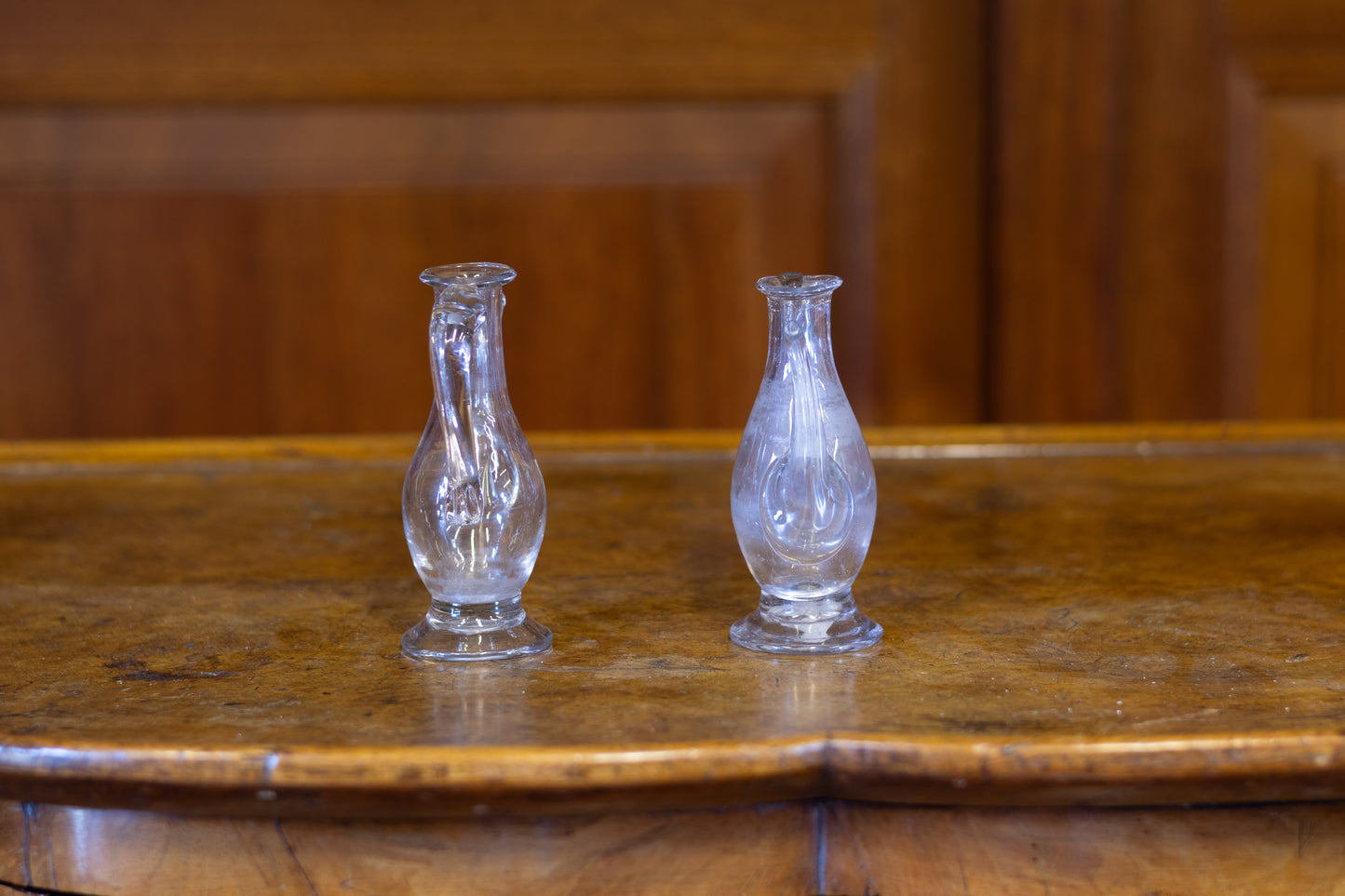 Set van twee antieke handgeblazen glazen olie- en azijnkannetjes