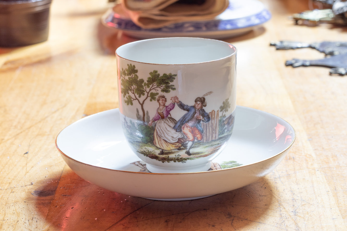 Meissen Kop en Schotel Trio met ‘Teniers’ Plattelandstaferelen – ca. 1755