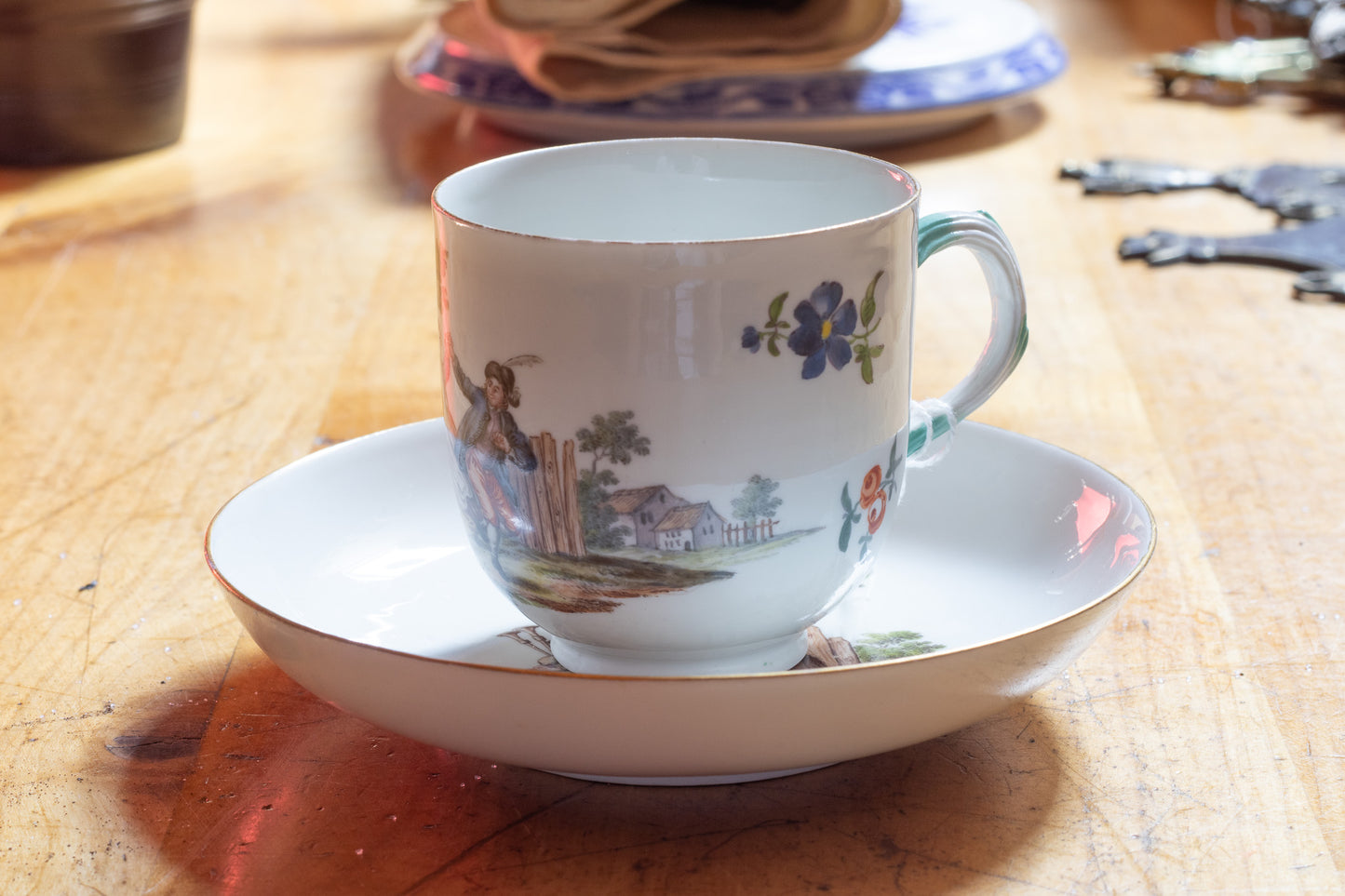 Meissen Kop en Schotel Trio met ‘Teniers’ Plattelandstaferelen – ca. 1755