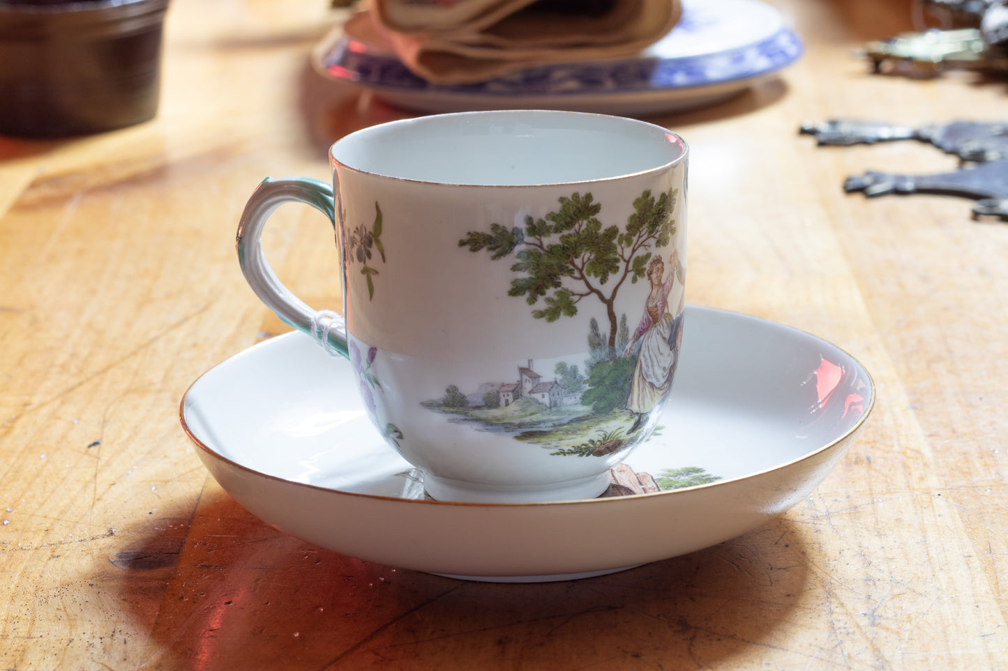 Meissen Kop en Schotel Trio met ‘Teniers’ Plattelandstaferelen – ca. 1755