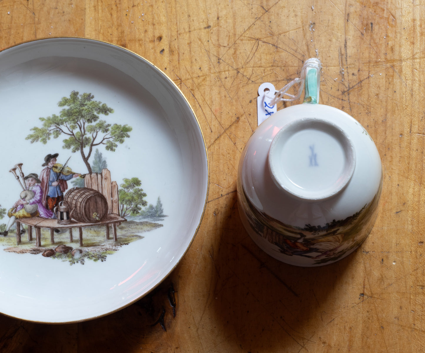 Meissen Kop en Schotel Trio met ‘Teniers’ Plattelandstaferelen – ca. 1755