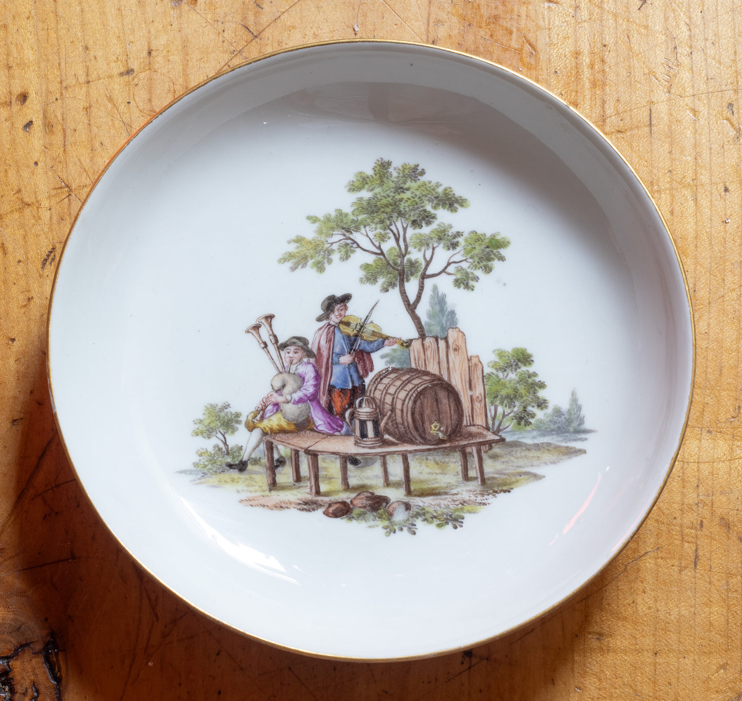 Meissen Kop en Schotel Trio met ‘Teniers’ Plattelandstaferelen – ca. 1755