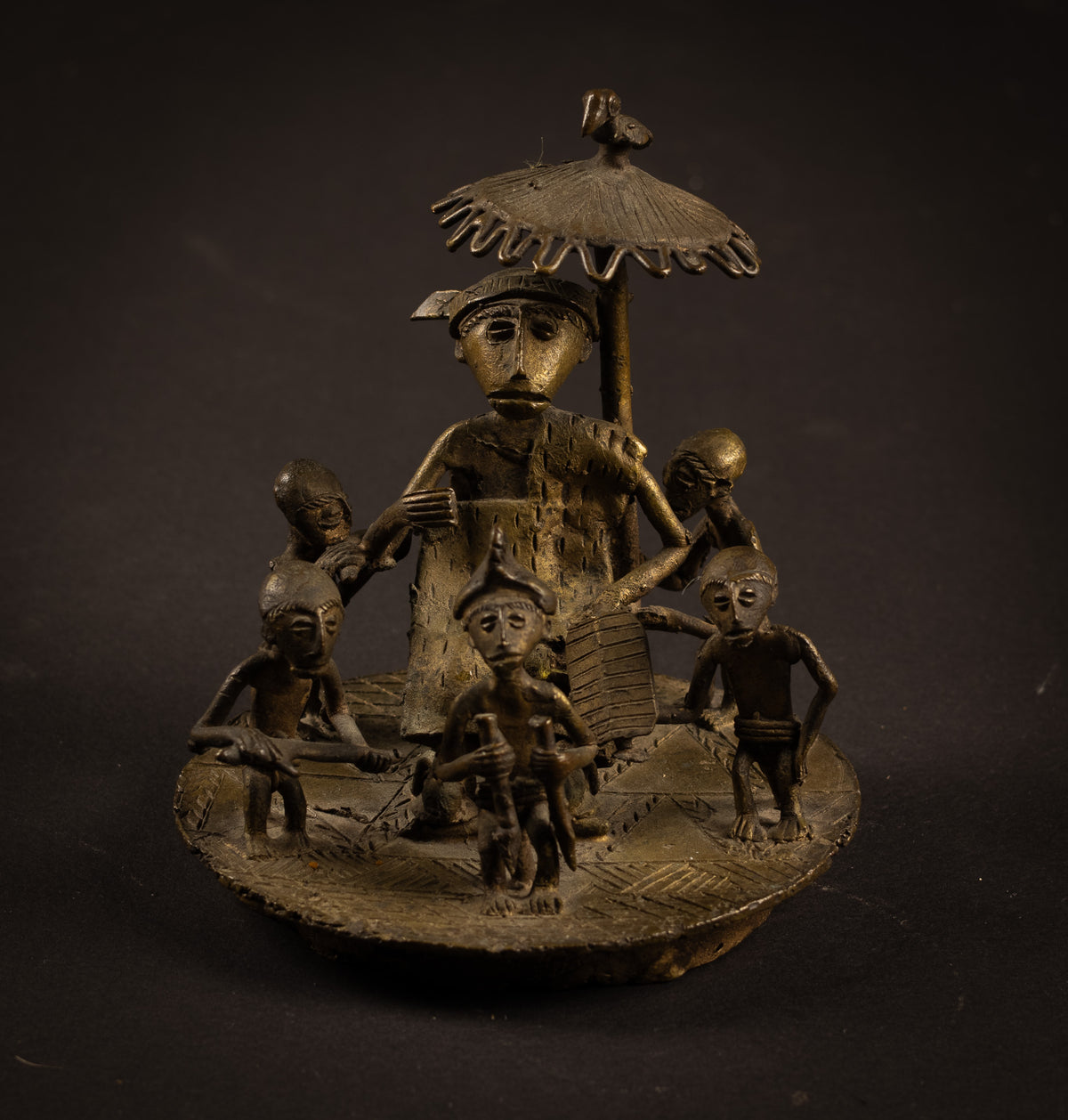 Verfijnd Ashanti Bronzen Tableau – Hofscène met Stamhoofd onder Staatsieparasol | Ghana, 20e eeuw