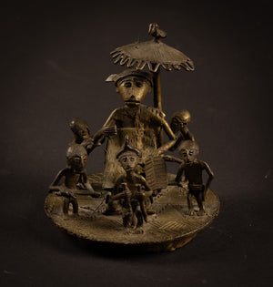 Verfijnd Ashanti Bronzen Tableau – Hofscène met Stamhoofd onder Staatsieparasol | Ghana, 20e eeuw