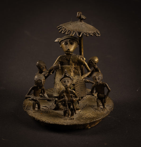 Verfijnd Ashanti Bronzen Tableau – Hofscène met Stamhoofd onder Staatsieparasol | Ghana, 20e eeuw