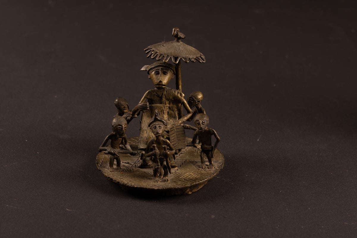 Verfijnd Ashanti Bronzen Tableau – Hofscène met Stamhoofd onder Staatsieparasol | Ghana, 20e eeuw