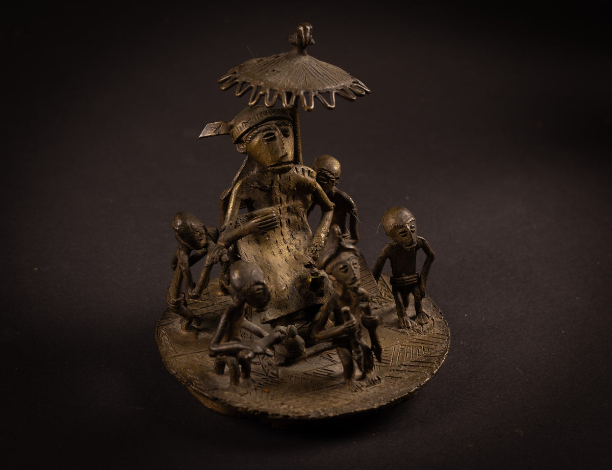 Verfijnd Ashanti Bronzen Tableau – Hofscène met Stamhoofd onder Staatsieparasol | Ghana, 20e eeuw