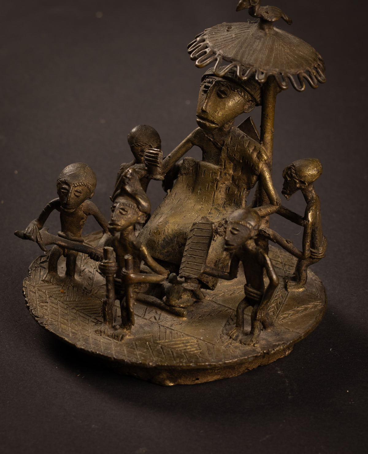 Verfijnd Ashanti Bronzen Tableau – Hofscène met Stamhoofd onder Staatsieparasol | Ghana, 20e eeuw