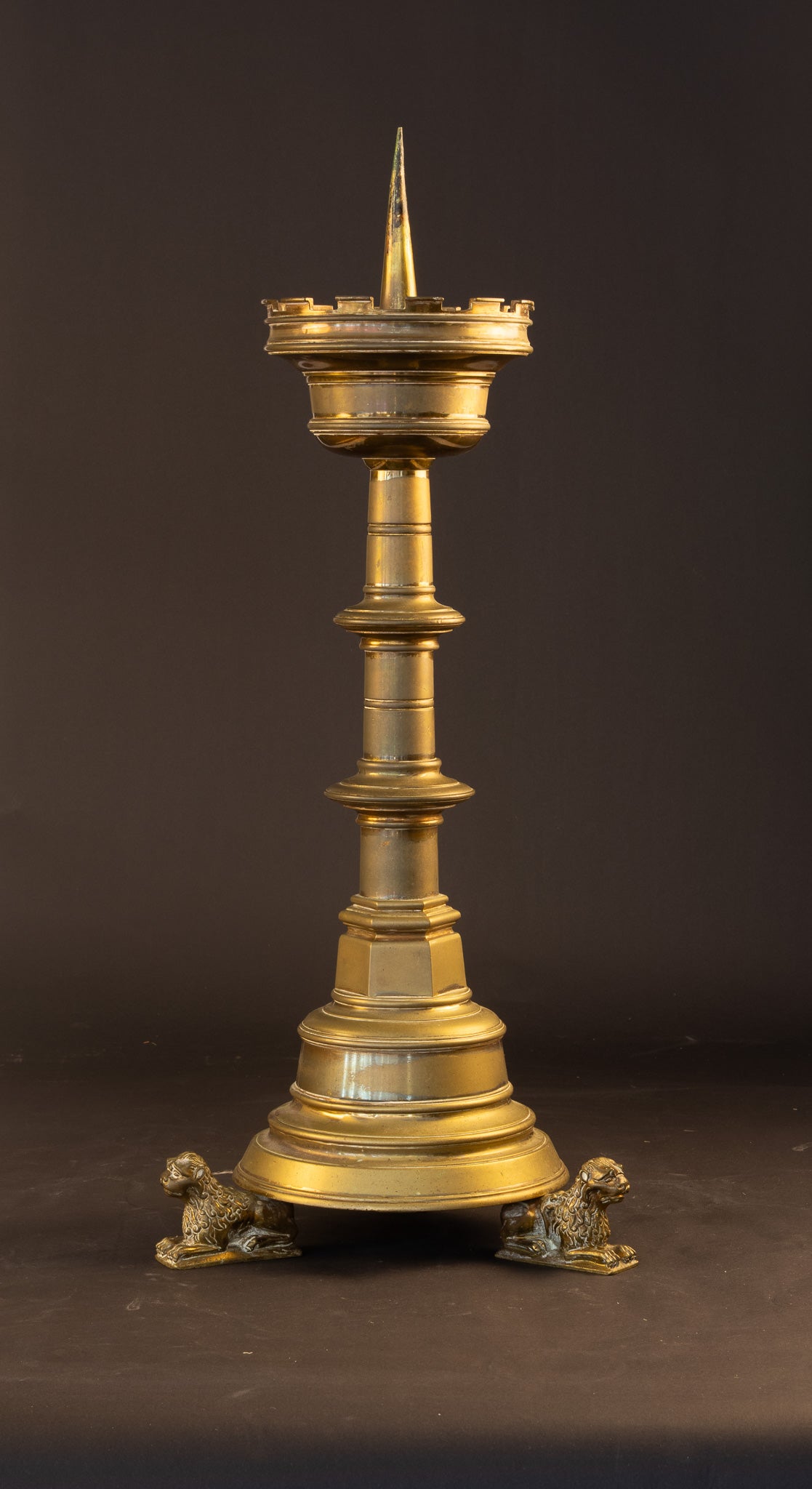 19e-eeuwse Neogotische Altaarkandelaar op Leeuwenvoeten (66 cm)