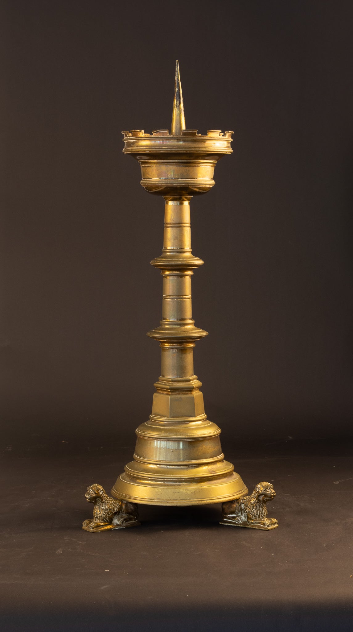 19e-eeuwse Neogotische Altaarkandelaar op Leeuwenvoeten (66 cm)