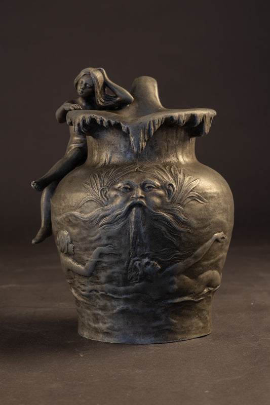 Franse Art Nouveau Tinnen Vaas met Nimf en Neptunus – Charles Théodore Perron (ca. 1900)