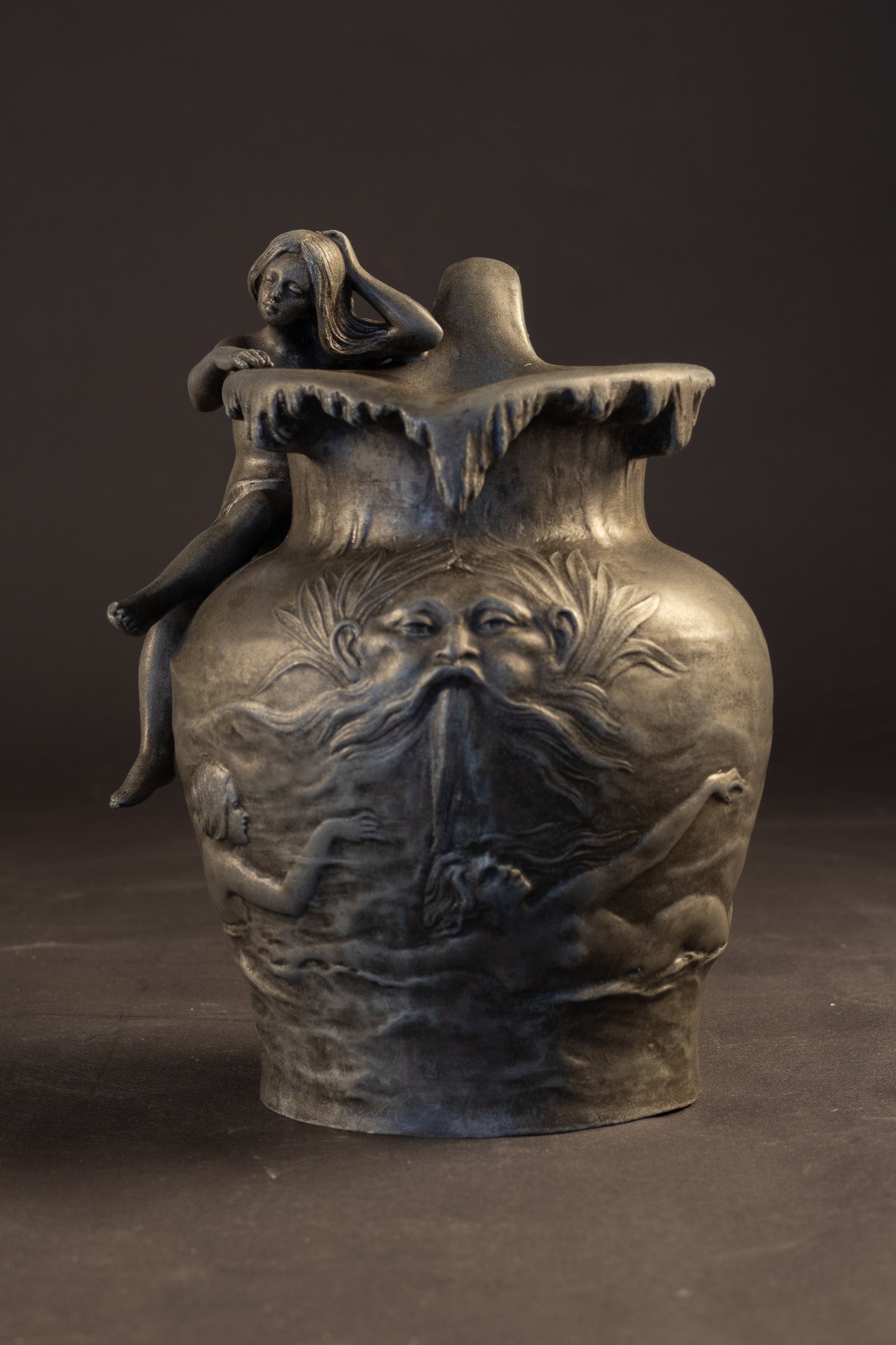 Franse Art Nouveau Tinnen Vaas met Nimf en Neptunus – Charles Théodore Perron (ca. 1900)