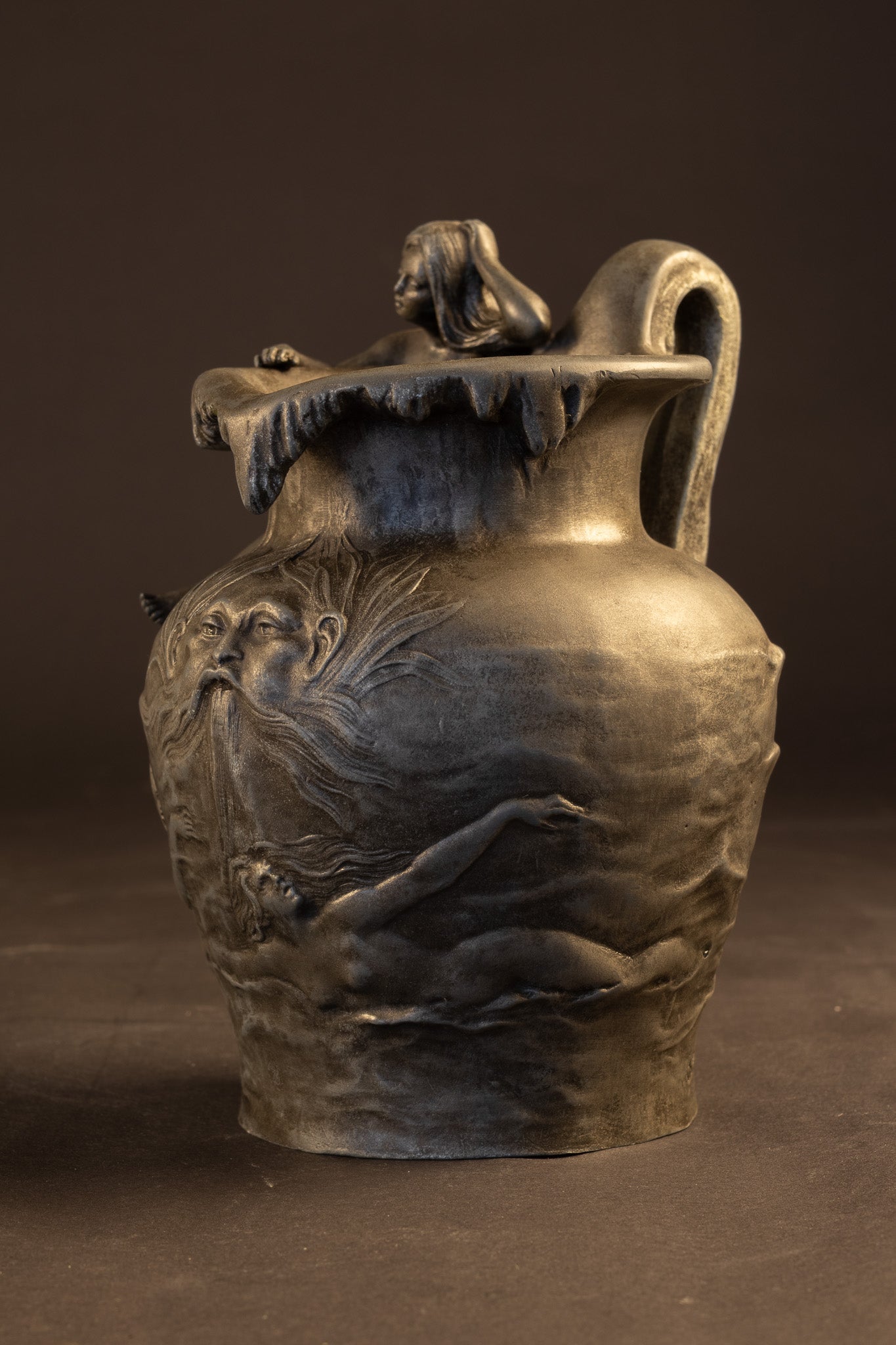 Franse Art Nouveau Tinnen Vaas met Nimf en Neptunus – Charles Théodore Perron (ca. 1900)