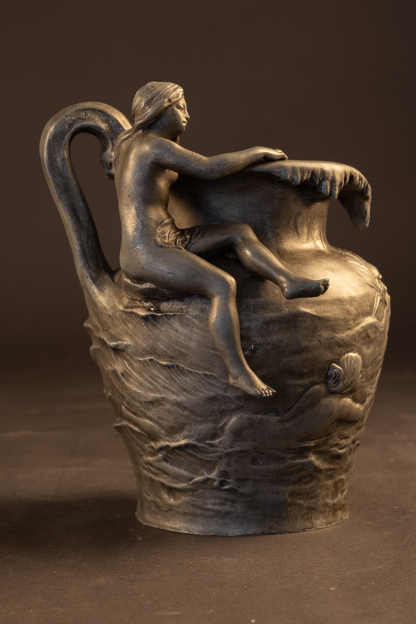 Franse Art Nouveau Tinnen Vaas met Nimf en Neptunus – Charles Théodore Perron (ca. 1900)