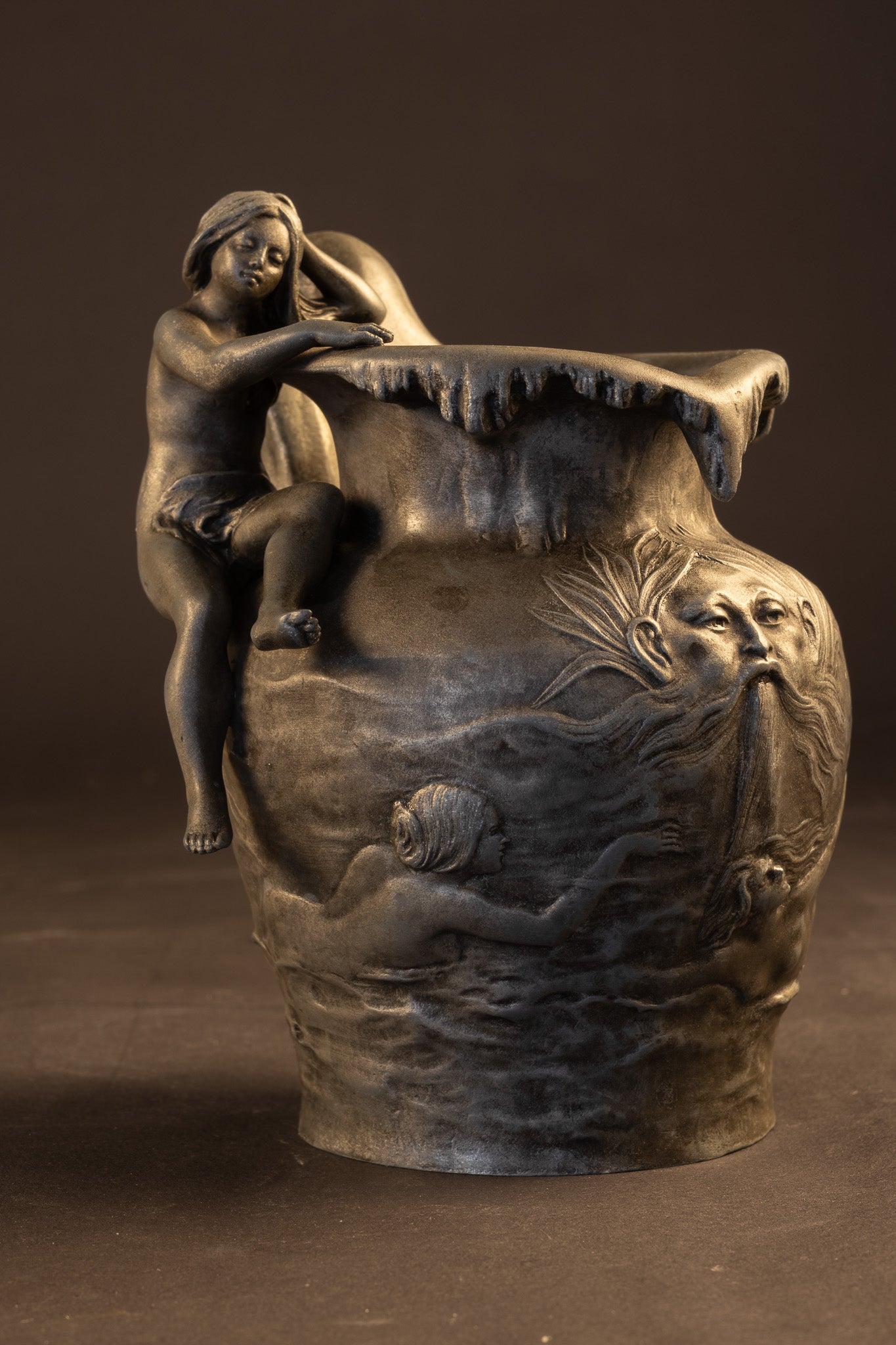 Franse Art Nouveau Tinnen Vaas met Nimf en Neptunus – Charles Théodore Perron (ca. 1900)