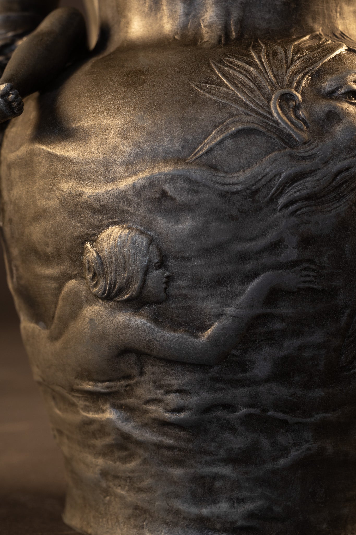 Franse Art Nouveau Tinnen Vaas met Nimf en Neptunus – Charles Théodore Perron (ca. 1900)