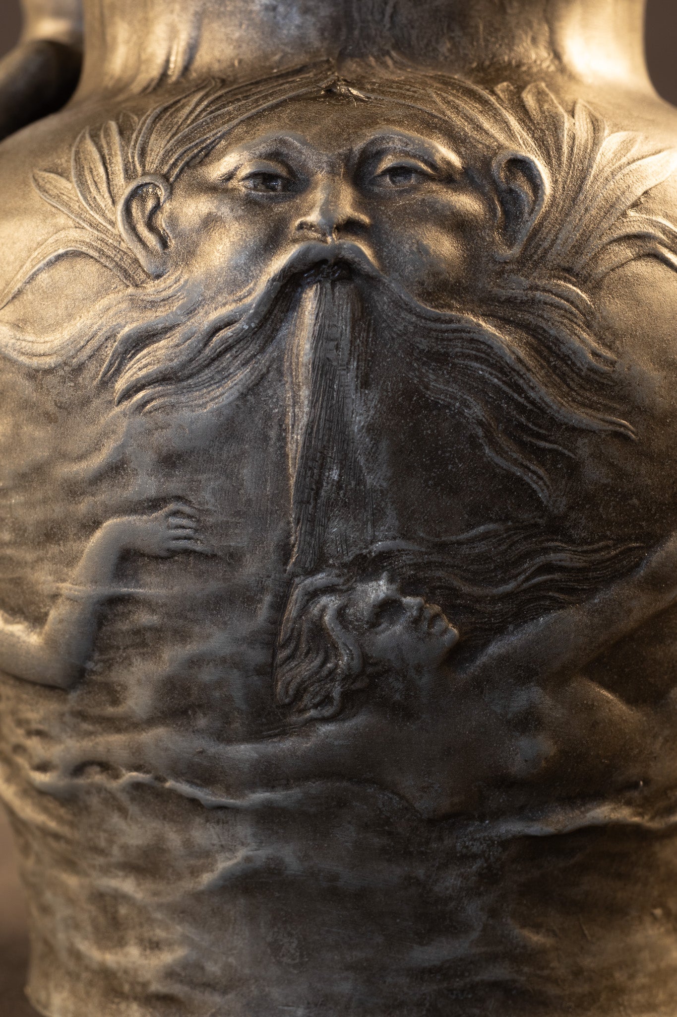 Franse Art Nouveau Tinnen Vaas met Nimf en Neptunus – Charles Théodore Perron (ca. 1900)
