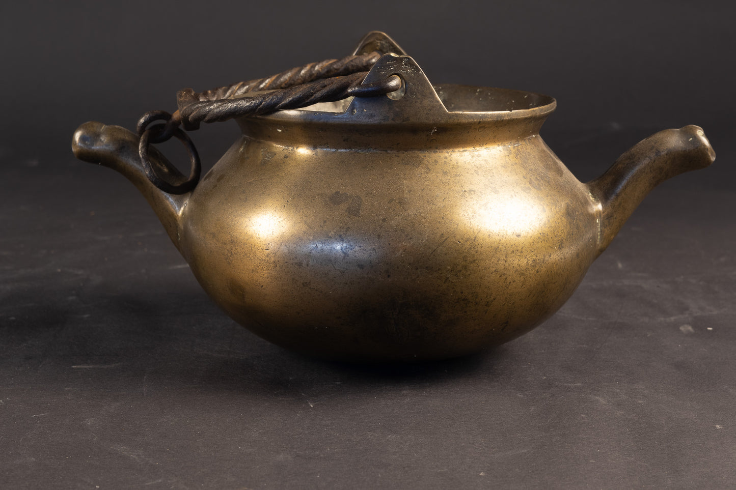 Zeldzame Noord-Duitse bronzen lavabo (dubbeltuitige waterketel) – ca. 1400