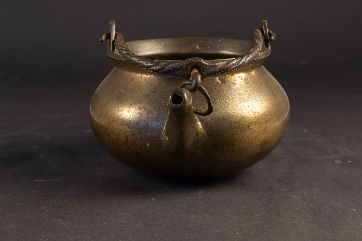 Zeldzame Noord-Duitse bronzen lavabo (dubbeltuitige waterketel) – ca. 1400