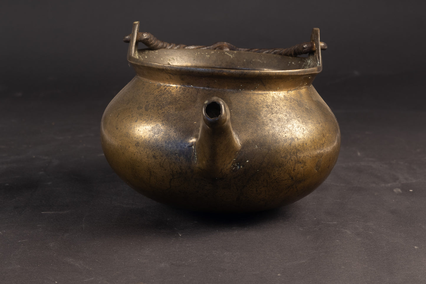 Zeldzame Noord-Duitse bronzen lavabo (dubbeltuitige waterketel) – ca. 1400