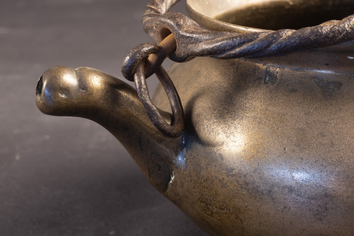 Zeldzame Noord-Duitse bronzen lavabo (dubbeltuitige waterketel) – ca. 1400