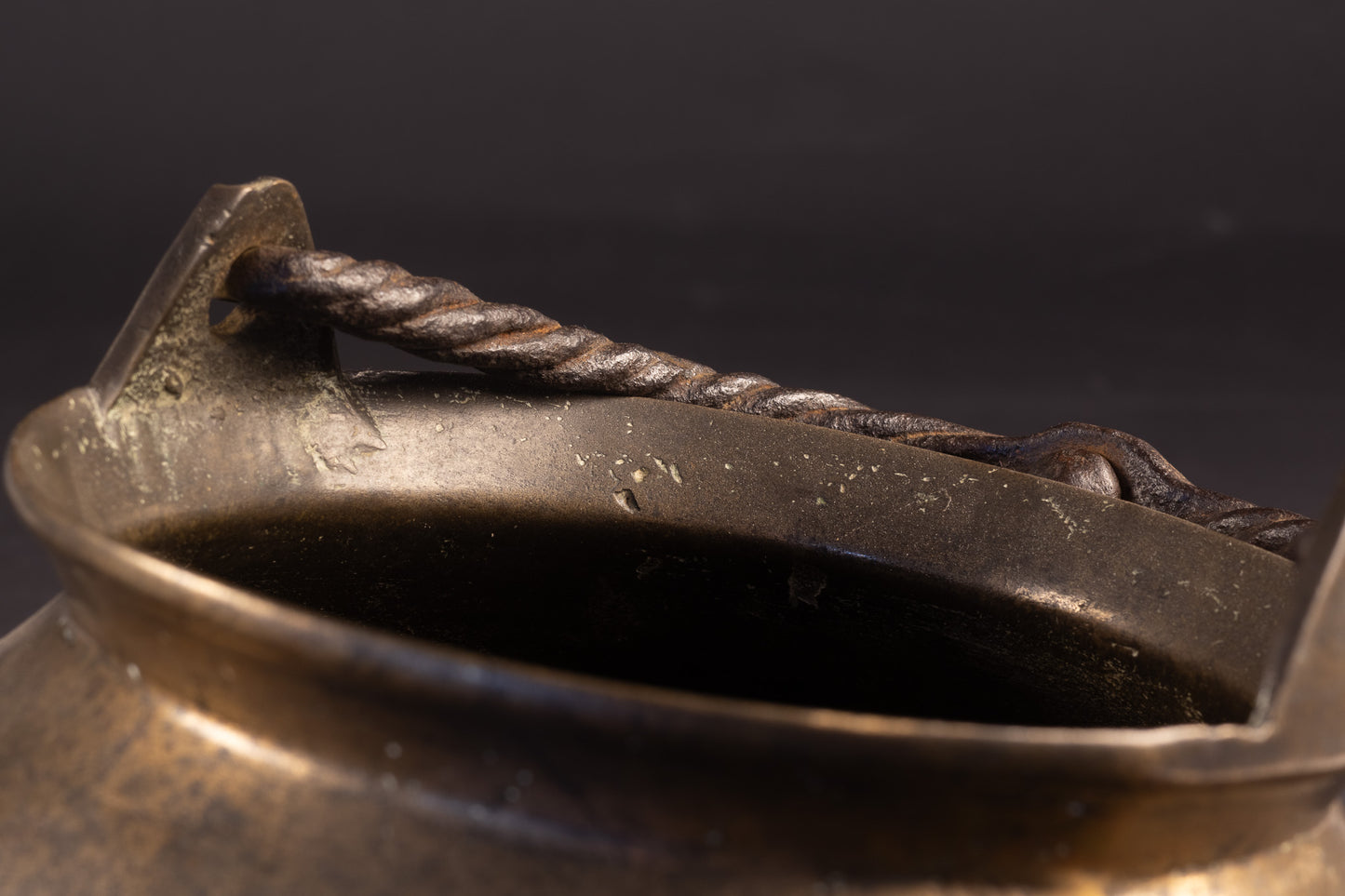 Zeldzame Noord-Duitse bronzen lavabo (dubbeltuitige waterketel) – ca. 1400