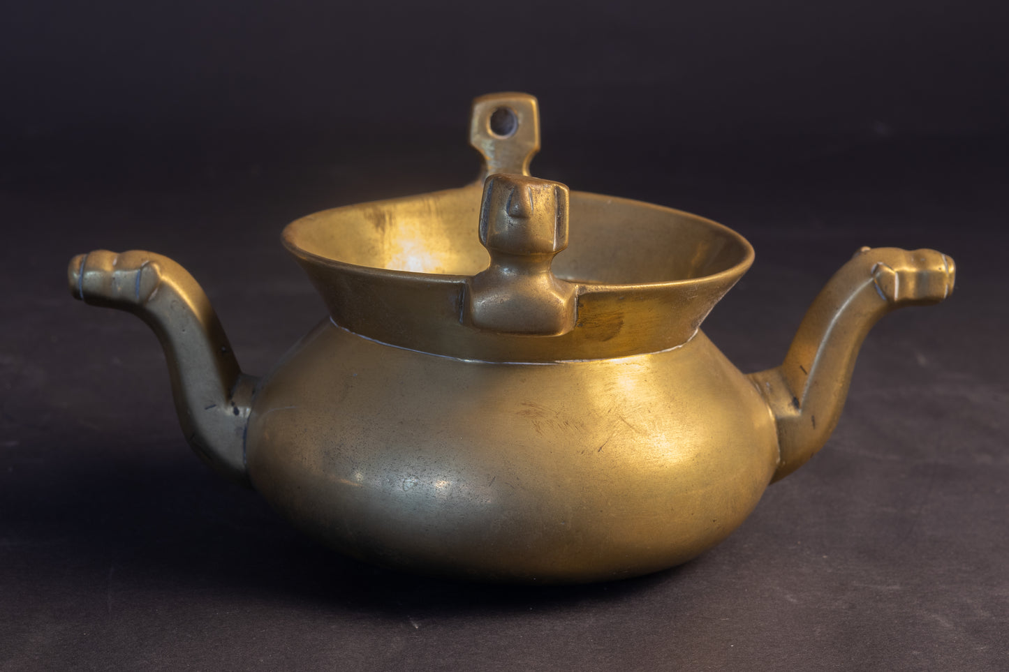 Zeldzame miniatuur messing lavabo (dubbeltuitige gietketel) – 15e / 16e eeuw