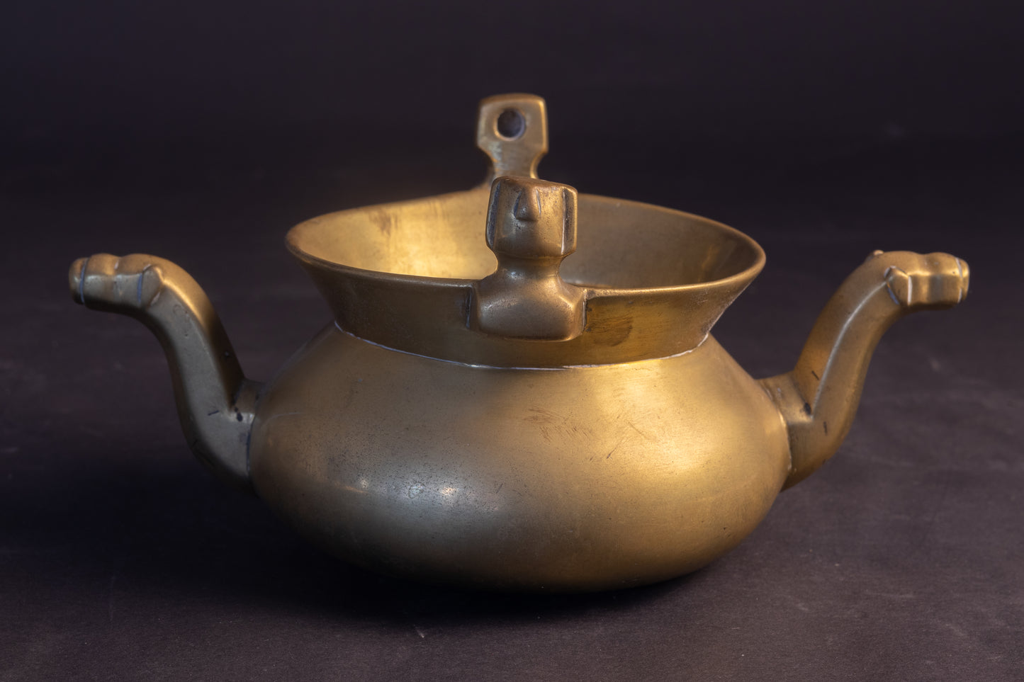 Zeldzame miniatuur messing lavabo (dubbeltuitige gietketel) – 15e / 16e eeuw